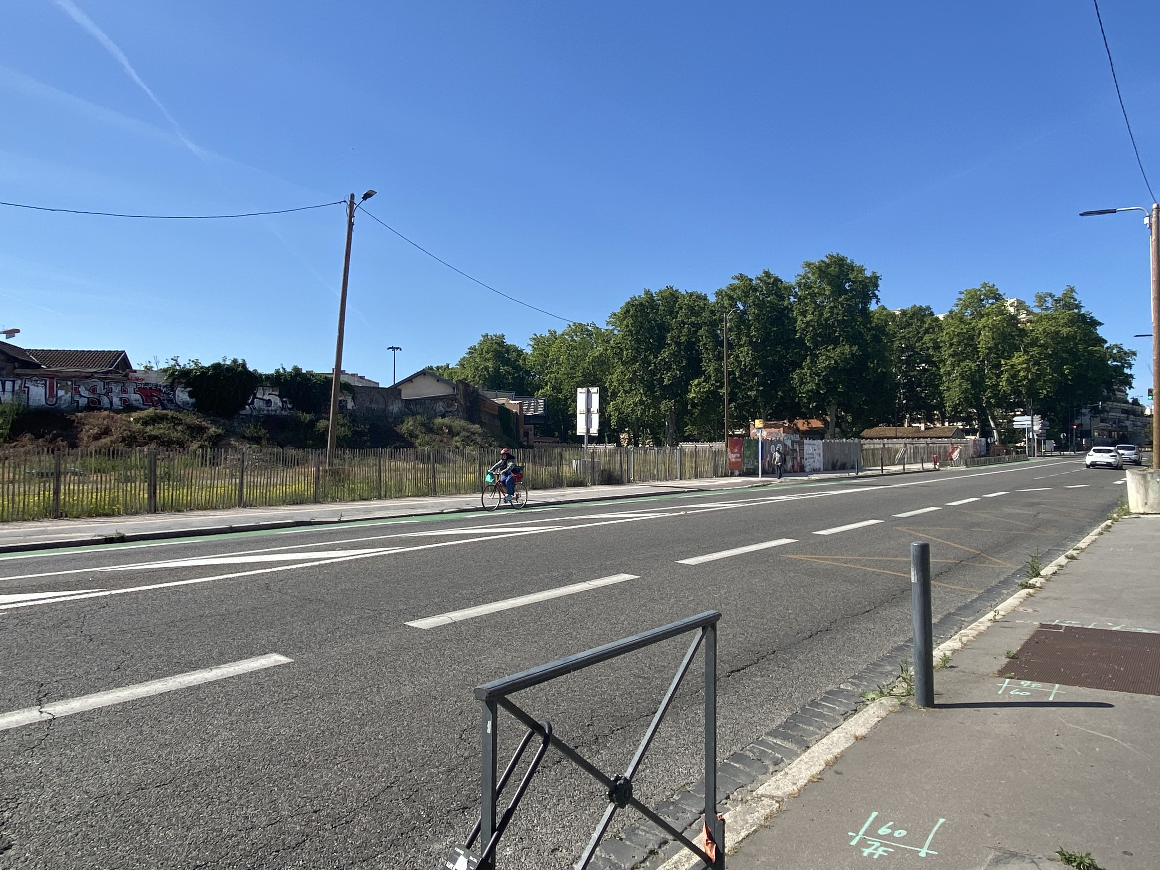L'avenue de Lyon, vue depuis le pont ferré