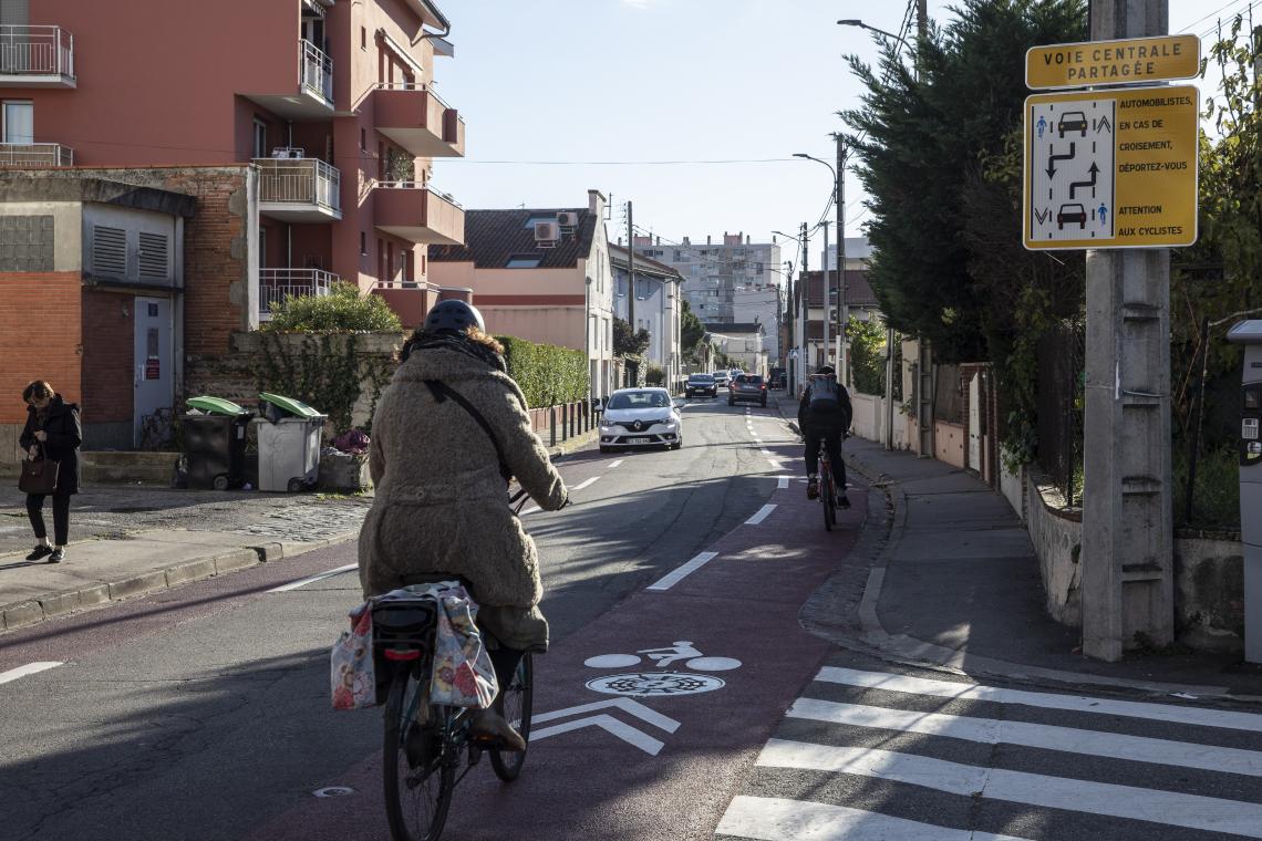 Image d'un cycliste sur l'aménagement cyclable chemin Lapujade