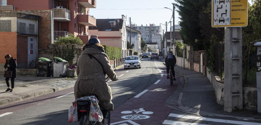 Image d'un cycliste sur l'aménagement cyclable chemin Lapujade